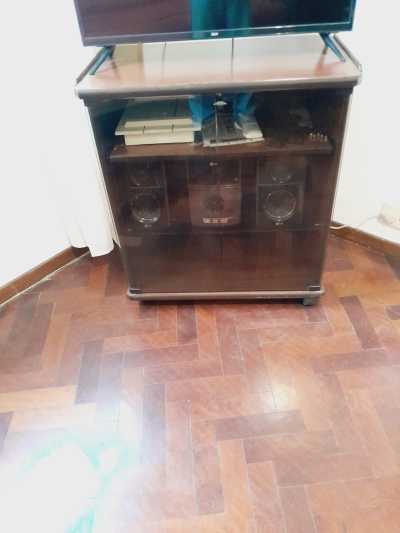 Mueble Retro Vintage-tv-rack-generico-32-cruedas-ptas-vidrio-gris-fume